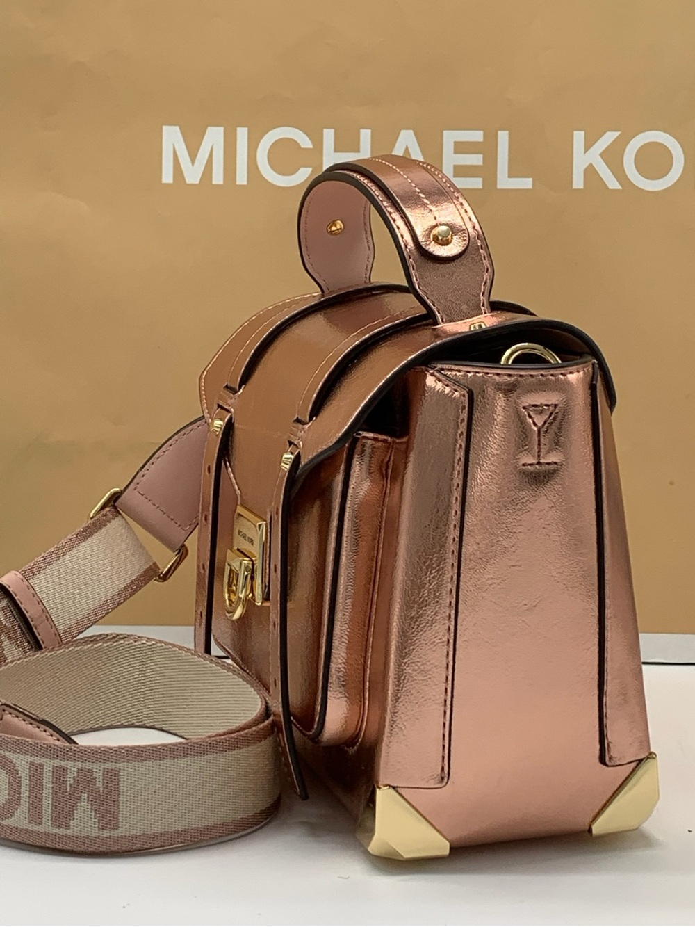 MICHAEL KORS
Manhattan Medium Top
Hand School Patent Satchel Primrose color - Picture 4 of 14